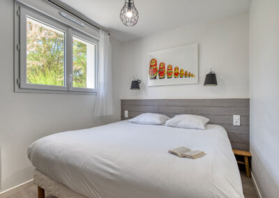 Chambre confortable avec lit double dans la Villa Russie en Vendée