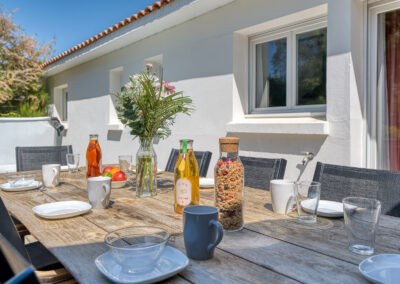 Détail extérieur sur table à manger villa Russie