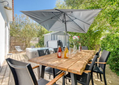 Terrasse ensoleillée pour repas en plein air