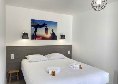 villa-inde-chambre-lit-double-domaine-le-sherwood
