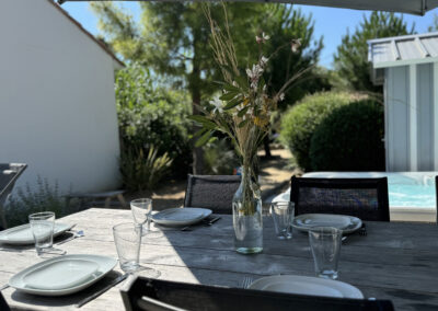 villa-inde-exterieur-table-repas-domaine-le-sherwood