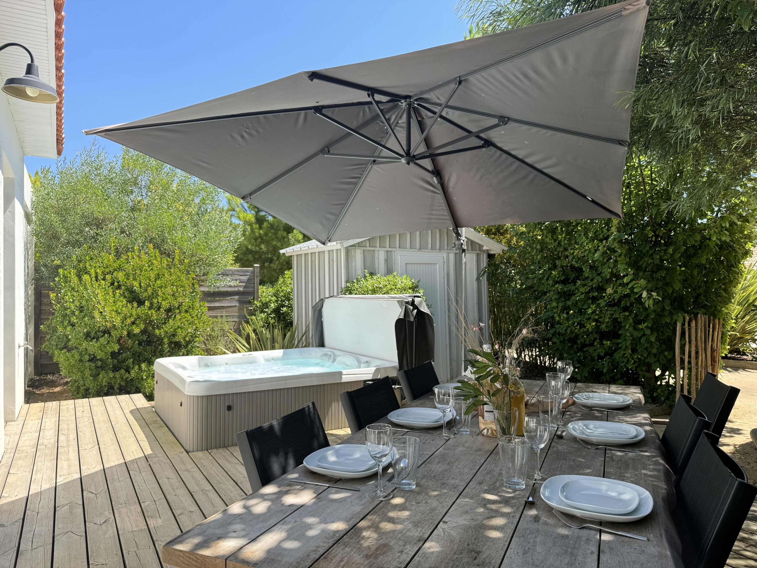 villa-irlande-table-exterieur-domaine-le-sherwood villa-irlande-table-exterieur-domaine-le-sherwood