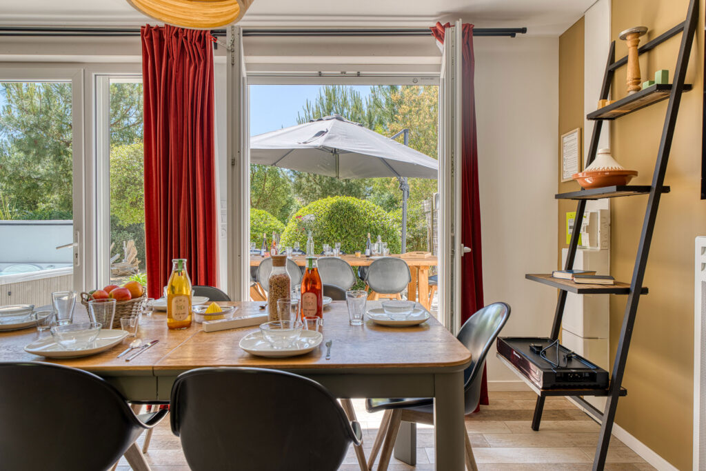 Le Sherwood - Location de maison de vacances sur Notre Dame de Monts en Vendée 9 Grande table pour repas en famille ou entre amis