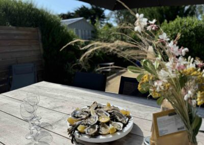 villa-theme-coree-exterieur-table-domaine-le-sherwood
